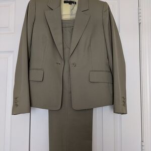 Anne Klein Green Pantsuit Timeless Professional Style